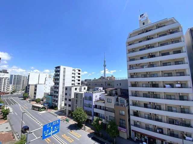 プレシス両国の展望|バルコニーからの心地よい眺望です。周囲に遮るものが少なく、開放的な空が広がる素晴らしいロケーション。心地よい風を感じながら、日々の疲れをリフレッシュできるプライベート感のある景色が魅力的です。
