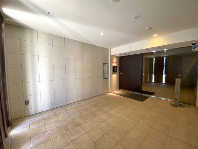 プレシス両国のエントランス|清掃が行き届き、上質な雰囲気が漂うエントランスホール内部。居住者の安心と快適を守る共用空間です。落ち着きのあるデザインが高級感を演出し、日々の帰宅時にホッとできる心地よさを提供いたします。