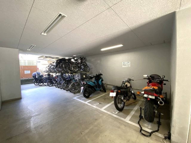 プレシス両国の駐輪場|屋根付きで雨の日も安心な敷地内駐輪場です。大切な自転車を雨風からしっかり守り、劣化を防ぎます。綺麗に整理・管理されており、通勤・通学や近隣への買い物で日常的に自転車をご利用の方も安心です。