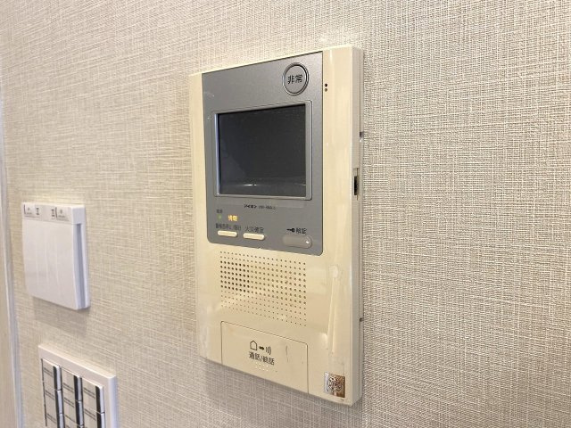 プレシス両国のセキュリティ|住まいの安全を守る安心のTVモニター付きインターホンです。室内から訪問者の顔と声をしっかり確認できるため防犯面で非常に効果的。お子様のお留守番や夜間の対応時にも安心感が高まる頼もしい設備です。