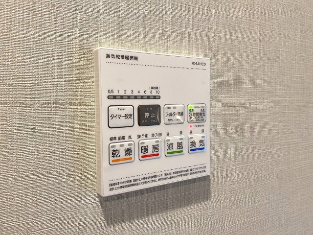 プレシス両国の冷暖房・空調設備|天候や時間帯を気にせず洗濯物を乾かせる便利な浴室換気乾燥機です。雨の日の部屋干しはもちろん、カビの発生を抑えて浴室を衛生的に保ちます。冬場のヒートショック対策としても大変重宝する機能です。