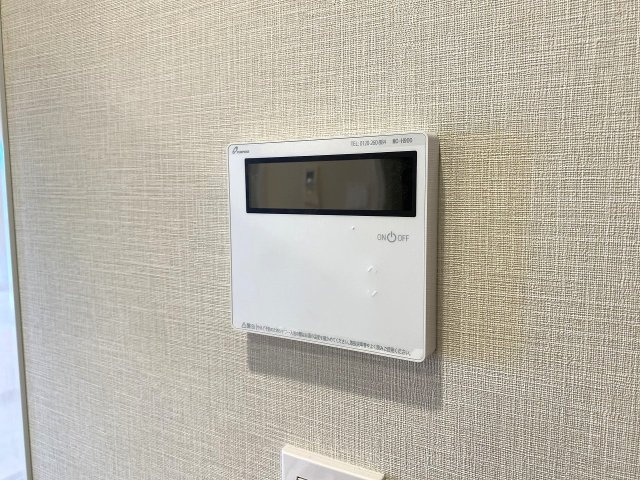 プレシス両国の発電・温水設備|ボタン一つでお好みの湯量・温度にお湯を沸かせる追い炊き機能を搭載。時間の違うご家族の入浴でもいつでも温かいお湯に浸かることができます。日々の疲れた体をしっかりと癒やしてくれる利便性の高い快適設備です。