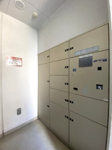 プレシス両国の設備|ご不在時でもスムーズに荷物を受け取れる便利な宅配ボックスを完備。配達時間を気にせず外出でき、ネットショッピングも快適に楽しめます。非対面で受け取れるためセキュリティ面やプライバシー面も安心です。