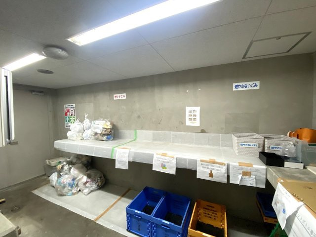 プレシス両国のその他共用部分|マンション敷地内に設置された専用のゴミ置場です。きれいに維持・管理されており、衛生面にも配慮されています。敷地内にあるため天候を気にせず出せ、毎日のゴミ出し作業もスムーズで快適に行うことができます。