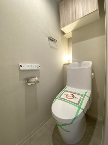 プレシス両国のトイレ|清潔感にあふれる快適なトイレ空間へ新規交換済みです。毎日使う場所だからこそ、最新設備の清潔さと使いやすさにこだわりました。上部には備品収納に便利な棚も備えており、空間を有効にご活用いただけます。
