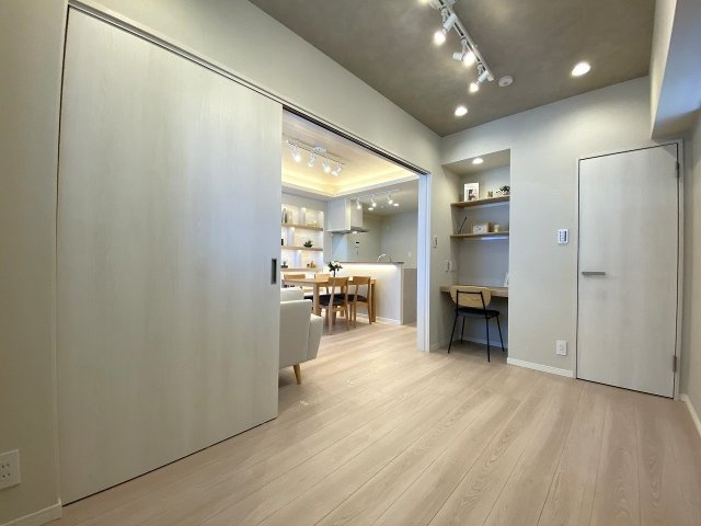 プレシス両国の子供部屋|明るく心地よい洋室5.2帖のお部屋です（間取り図右下）。お子様のお部屋や書斎、趣味の部屋など多用途にご活用いただけます。便利なウォークインクローゼット付きで、お部屋を広くスッキリ保つことができます。