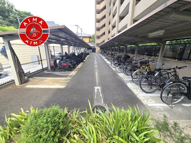コスモ長丘パークフォルムの駐輪場|屋根付きの駐輪場なので雨の日でも安心です。