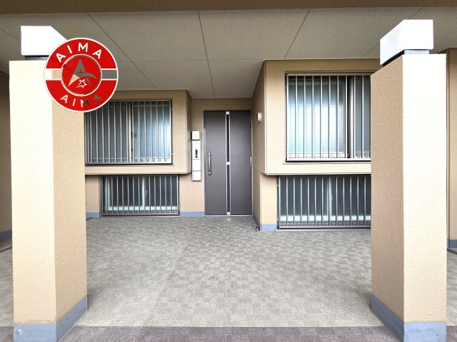 コスモ長丘パークフォルムの玄関|きれいに整えられた外玄関で、住まいの第一印象も良好です。