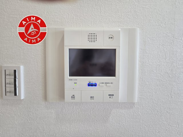 コスモ長丘パークフォルムのセキュリティ|玄関を開ける前に、室内のモニターで来訪者の顔と姿をしっかりと確認できるTVモニター付きインターホンを完備。