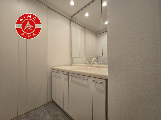 コスモ長丘パークフォルムの独立洗面台|毎日使うものだから清潔な空間を保ちたい水回り。洗面にはそんな願いを解消させてくれる収納アイディアが満載です。鏡の裏側にはキャビネットが現れ小物から背の高い物まで収納できます。