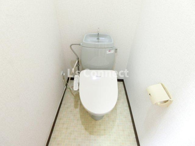 【トイレ】 | サンライフ川平 | 温水洗浄便座付きのトイレ。