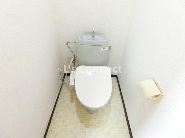 【トイレ】 | サンライフ川平 | 温水洗浄便座付きのトイレ。