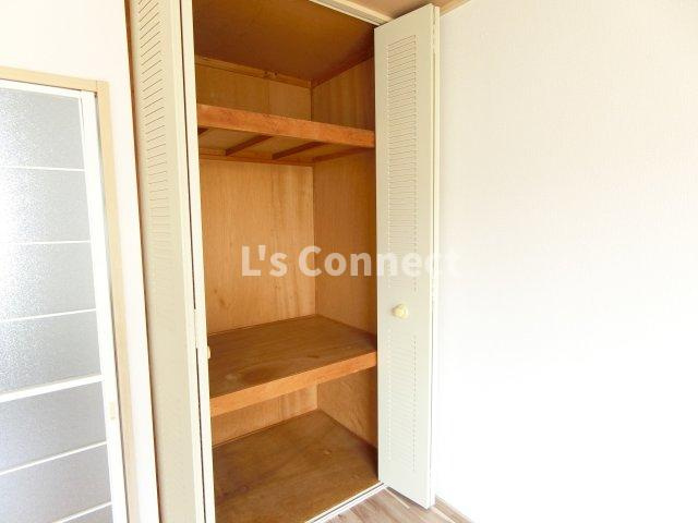 【収納】 | サンライフ川平 | 奥行きのある収納でお荷物もすっきりしまえます。