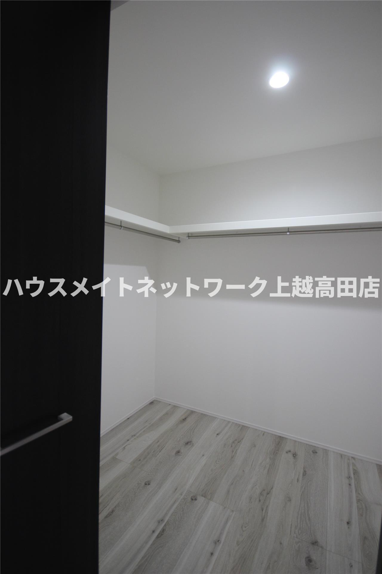 ユーソニアン上越・御殿山Ａの収納|ウォークインクローゼット（参考同型タイプの室内写真）
