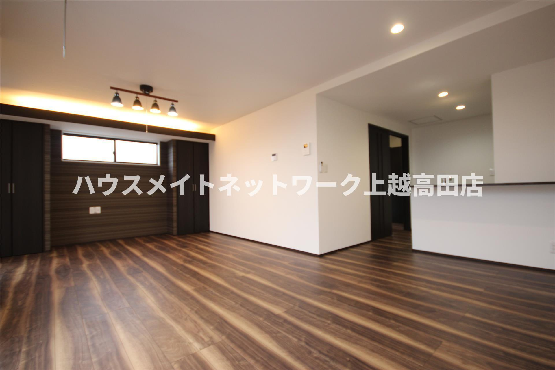 ユーソニアン上越・御殿山Ａの居間・リビング|ＬＤＫ18.2帖（参考同型タイプの室内写真）