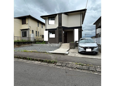 【外観】 | 三島市富士見台 中古戸建て | 株式会社トヨペット施工、軽量鉄骨造の再生住宅が登場！LDK約23帖、全部屋6帖以上、3SLDKの広々空間。駐車場は拡張し並列3台確保予定！バス停まで徒歩約2分。