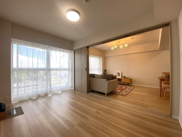 若葉台マンションの洋室|5.9帖の洋室（間取り図右下）は、主寝室としても十分にお使いいただけるゆとりある広さです。落ち着いたインテリアが馴染む空間で、一日の終わりをゆったりと過ごせる心地よい環境が整っています。