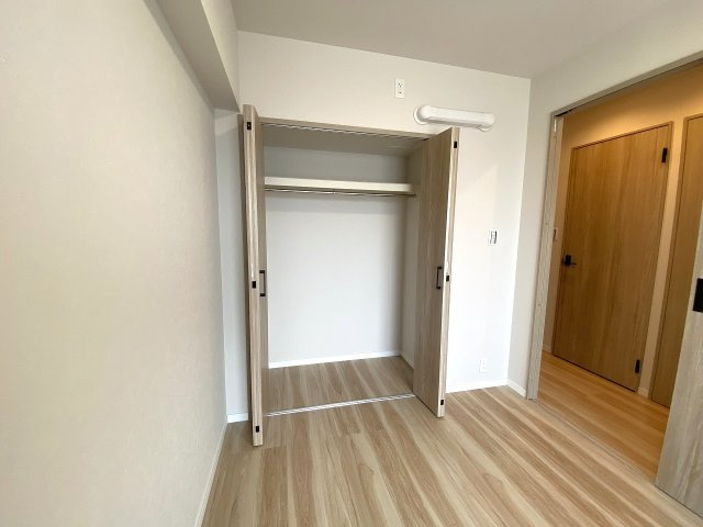 若葉台マンションの収納|収納　
季節物の衣類や日用品をすっきりまとめられる広々とした収納スペース。お部屋全体の生活感を抑え、綺麗な状態を保てます。