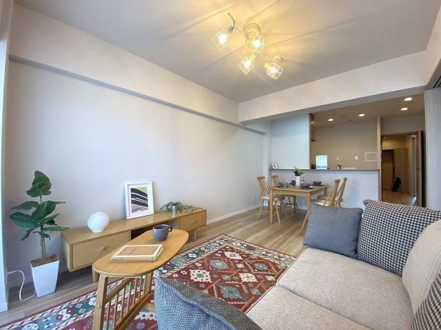 若葉台マンションの居間・リビング|明るい陽光が差し込む心地よいリビングスペースです。家族みんながゆったりと寛げる広さを確保しており、思い思いの時間を過ごしながら自然と会話が弾む、温かみあふれる住空間に仕上がっています。