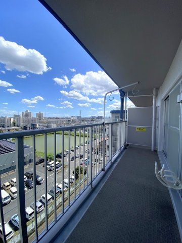 若葉台マンションのバルコニー|バルコニー（面積7.84ｍ2）は、洗濯物を干す際にも十分なスペースが確保されています。陽当たりや通風も良好で、心地よい風を感じながら気分転換やリフレッシュの場としても活用できる快適な空間です。