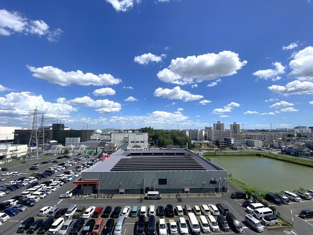 若葉台マンションの展望|バルコニーからの心地よい景色が広がる眺望です。開放的な視界が確保されており、四季折々の風情や広がる空を感じながらリフレッシュできます。日々の暮らしに解放感と癒やしをもたらす魅力的な環境です。