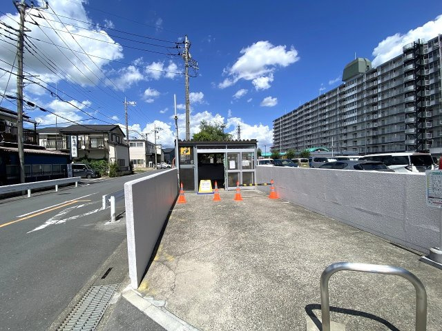 若葉台マンションのその他共用部分|綺麗に管理された敷地内のゴミ捨て場です。居住者専用として衛生的に保たれており、日々のゴミ出しもストレスなくスムーズに行っていただけます。日頃の管理が行き届いた安心感のある住環境が整っています。