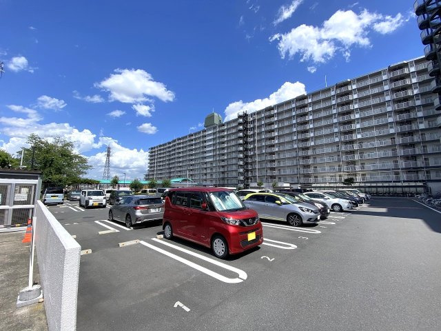 若葉台マンションの駐車場|敷地内にある利便性の高い駐車場スペースです。愛車を敷地内に安心して駐車することができ、お買い物後の荷物の出し入れや雨の日のお出かけもスムーズに行える、快適なカーライフをサポートする設備です。