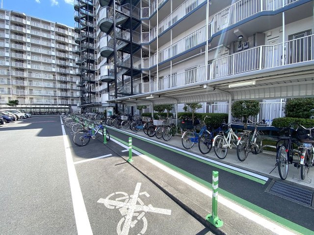 若葉台マンションの駐輪場|屋根付きで大切な自転車を雨風から守ることができる駐輪場です。整理整頓された共用部となっており、敷地内での移動や日々の通勤・通学、ちょっとしたお買い物へのアクセスもスムーズで大変便利です。