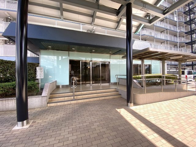 若葉台マンション|落ち着いた雰囲気が漂うマンションのエントランス入口です。美しく清掃が行き届いており、住まう方を温かく迎えます。防犯面や管理体制にも配慮された、毎日の出入りが安心な開放的で心地よいアプローチです。