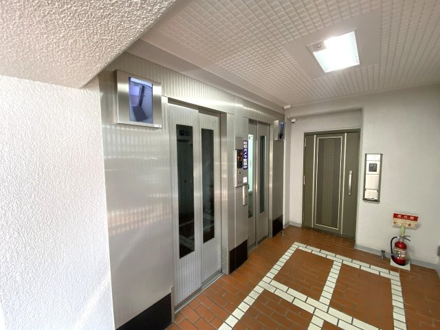 若葉台マンションのその他共用部分|館内のスムーズな移動をサポートするエレベーター設備です。共用部分も綺麗に維持管理されており、荷物の多い日やお買い物帰り、重い荷物を運ぶ際にも大変重宝する、快適な日常生活に欠かせない共用設備です。