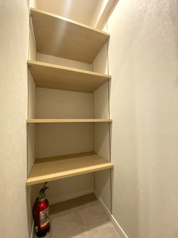 若葉台マンションの収納|玄関部分に設置された便利な収納スペースです。日用品のストックや普段使いの小物などをすっきりとしまっておけるため、玄関まわりをいつでも生活感なく綺麗で整った状態に保つのに大変役立ちます。