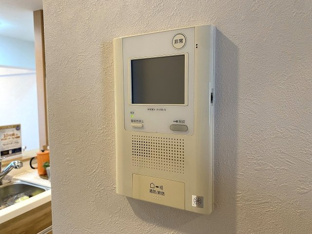 若葉台マンションのセキュリティ|訪問者の顔を室内からしっかり確認できるTVモニター付きインターホンです。防犯面で非常に高い効果を発揮し、お子様のお留守番時や一人暮らしの方でも安心・安全に生活していただける頼もしい設備です。