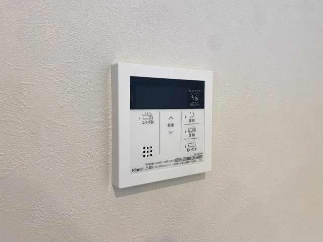 若葉台マンションの発電・温水設備|ボタン一つで簡単にお湯張りや保温ができる便利な追い焚き機能付き給湯設備です。時間が経っても温かいお風呂に入ることができ、生活リズムの異なるご家族でもいつでも快適に入浴を楽しんでいただけます。