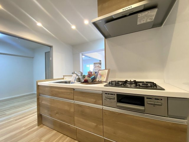 若葉台マンションのキッチン|新規交換された使い勝手の良いスタイリッシュなシステムキッチンです。作業スペースが広く確保されており、収納量も豊富なため日々の料理や後片付けがよりスムーズになり、お料理の時間が一段と楽しくなります。