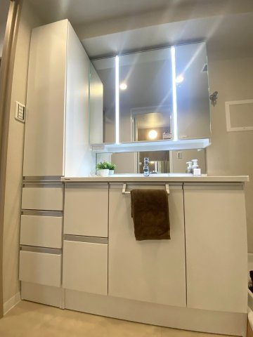 若葉台マンションの独立洗面台|使い勝手の良い新規交換済みの独立洗面化粧台です。収納力のある鏡裏や下部収納を備えており、身支度品や日用品をすっきり整理可能。毎朝の慌ただしい身支度時間も快適かつスムーズに過ごしていただけます。