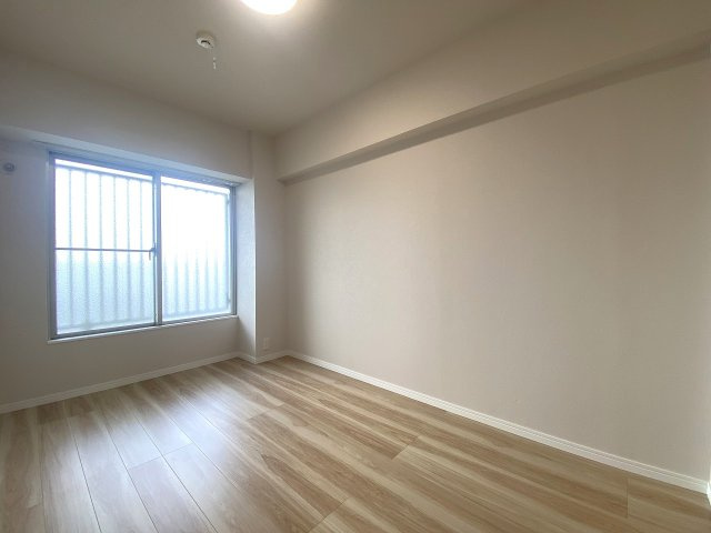 若葉台マンションの寝室|4.8帖の洋室（間取り図右上）は、独立性が高くプライベートな時間を快適に過ごせるお部屋です。クローゼットも完備しており、衣類や荷物をすっきり収納して室内を広く有効に活用することができます。