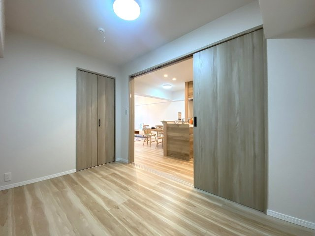 若葉台マンションの子供部屋|4.8帖の洋室（間取り図右真ん中）は、お子様のお部屋やリモートワーク用の書斎としても柔軟に活用できる便利な空間です。十分な採光が確保されており、落ち着いた雰囲気の中で快適な時間を過ごせます。