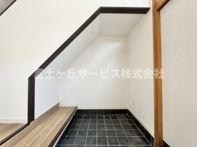 【玄関】 | 静岡市清水区草薙杉道3丁目 中古戸建て | 玄関の階段下スペースです