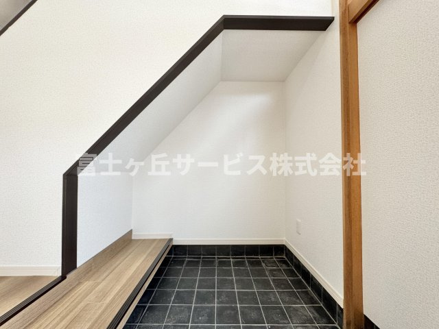 【玄関】 | 静岡市清水区草薙杉道3丁目 中古戸建て | 玄関の階段下スペースです