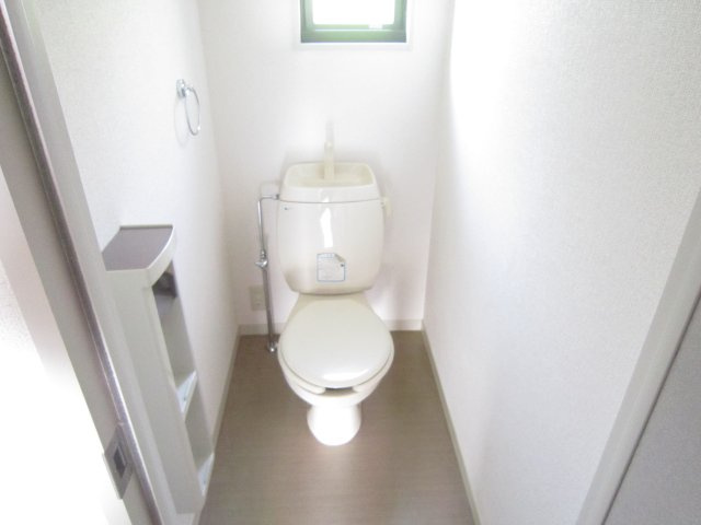 ひたちなか市大字高場のアパートのトイレ|トイレ（窓付き）の写真です。