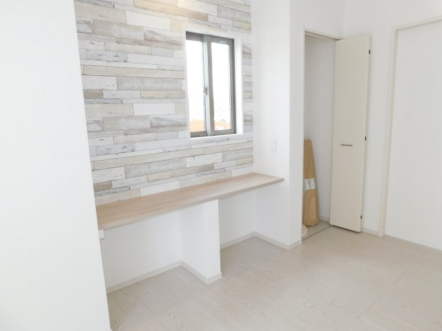 名古屋市西区こも原町の新築一戸建の居間・リビング|◇スタディーカウンター＋収納◇　　お子様の勉強やワークスペースなどに利用できます♪　便利な収納も完備