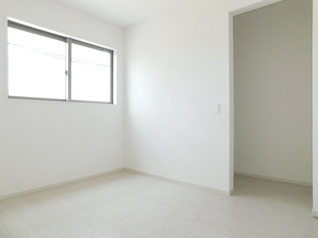 名古屋市西区こも原町の新築一戸建の洋室|◇洋室◇　　明るい洋室５．２帖　ウォークインクローゼット完備♪