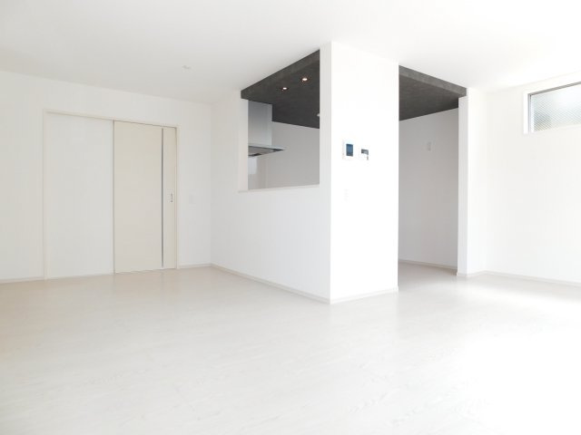 名古屋市西区こも原町の新築一戸建の居間・リビング|◇リビング◇　　明るく広いリビング２０．０帖　折下天井のオシャレなダイニングキッチン♪