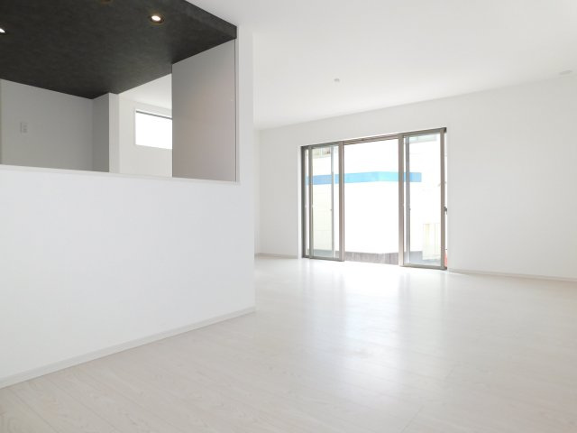名古屋市西区こも原町の新築一戸建の居間・リビング|◇リビング◇　　明るく広いリビング２０．０帖　明るい三面採光♪