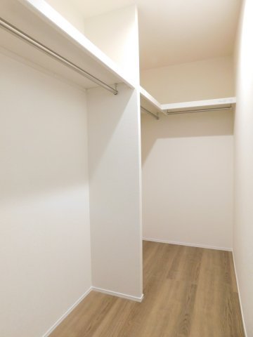 名古屋市北区西味鋺５丁目の新築一戸建の収納|◇大畑ウォークインクローゼット◇　　家族の洋服や季節の荷物など大容量収納できます♪