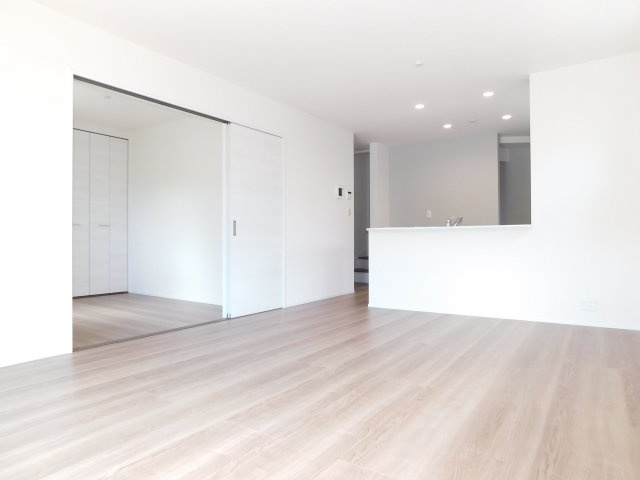 名古屋市北区西味鋺５丁目の新築一戸建の居間・リビング|◇リビング◇　　南面で明るいリビング１６．７帖　子育てに嬉しい対面キッチン♪