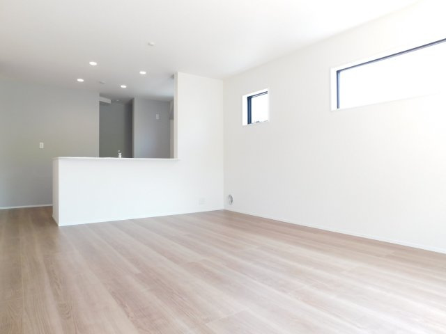 名古屋市北区西味鋺５丁目の新築一戸建の居間・リビング|◇リビング◇　　南面で明るいリビング１６．７帖　キッチン奥にパントリー完備！