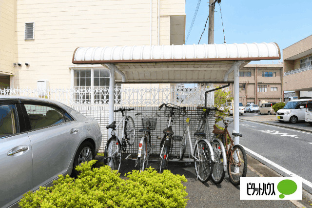 ホワイトパレス城東８の駐車場