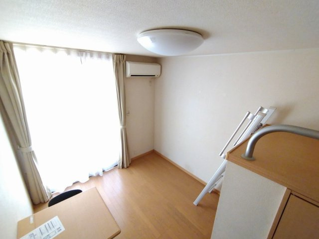 レオパレス英の居間・リビング|2階以上は絨毯仕様です。