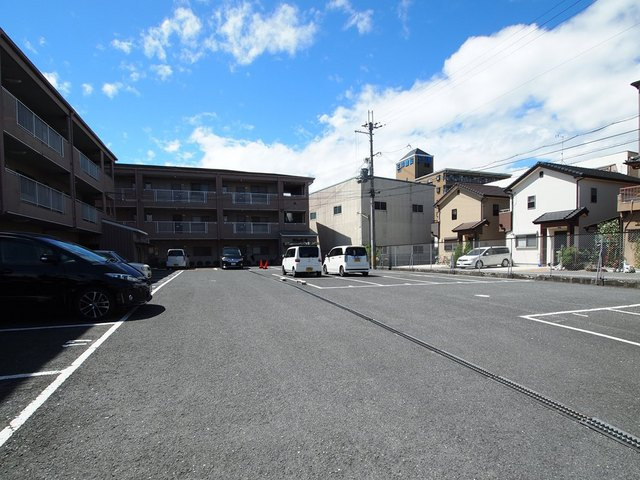 アヴィロード香芝Ａの駐車場
